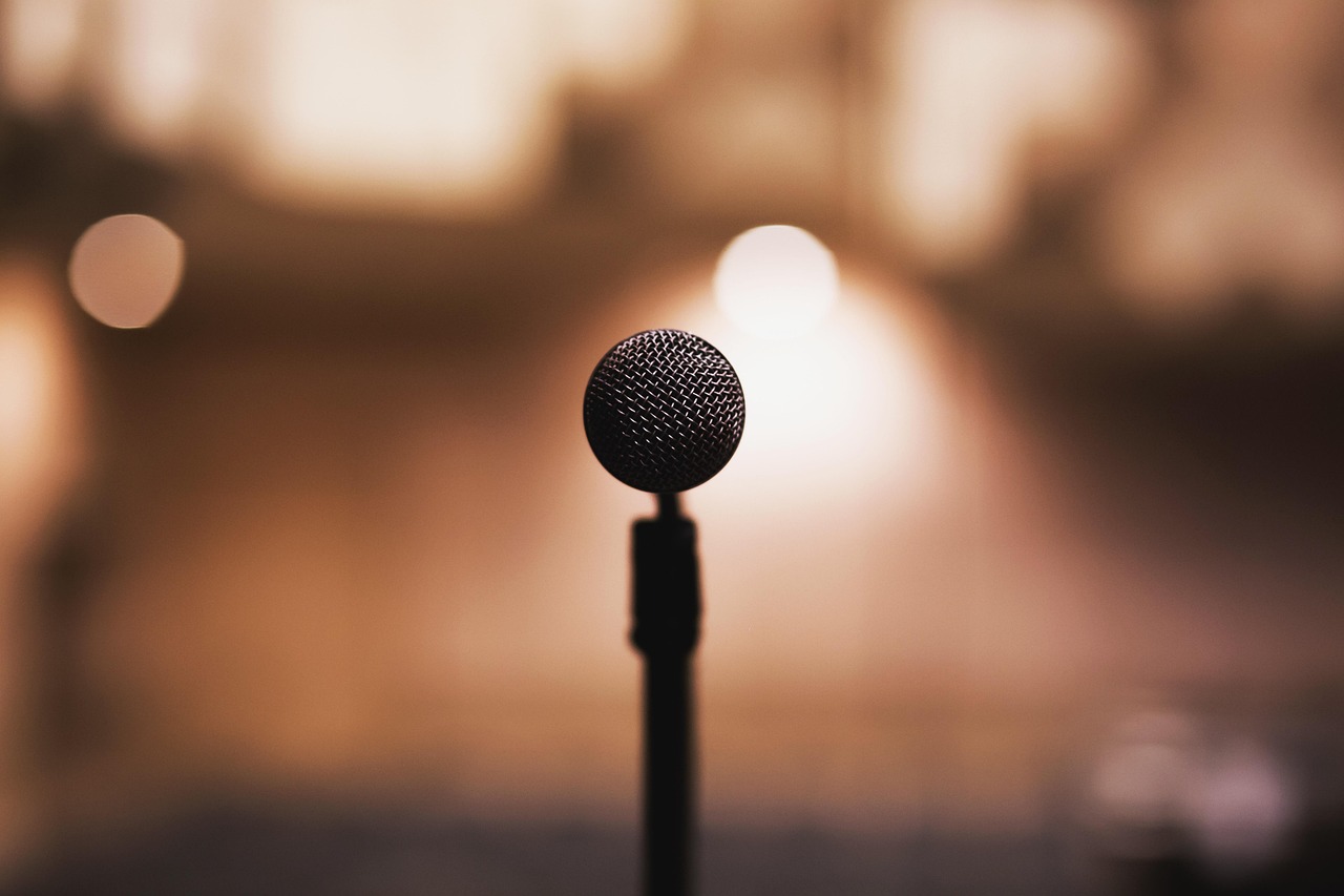 Stage microphone representing the public-speaking format in the Charlie Kirk assassination timeline